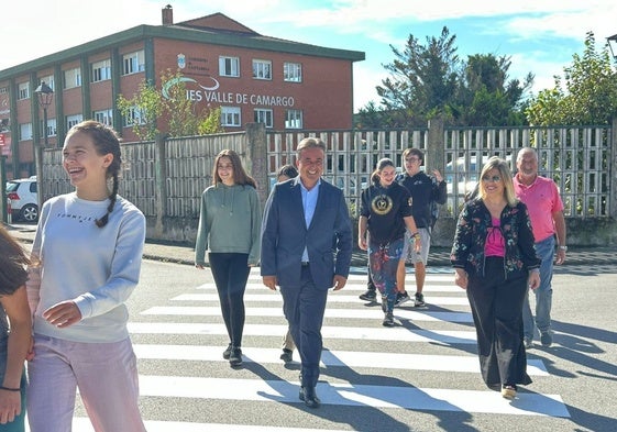 El alcalde y varios alumnos atraviesan uno de los pasos de cebra en Camargo.