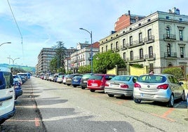 Coches aparcados en lvea céntrica Avenida de España de Laredo.