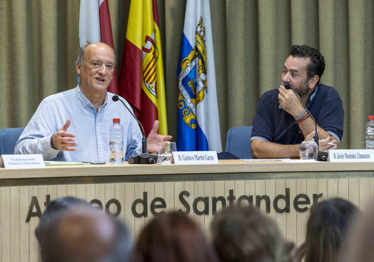 El escrito Gustavo Martín Garzo junto a Javier Menéndez Llamazares.