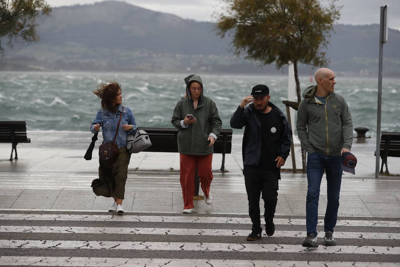 El viento deja imágenes impactantes en el centro de Santander