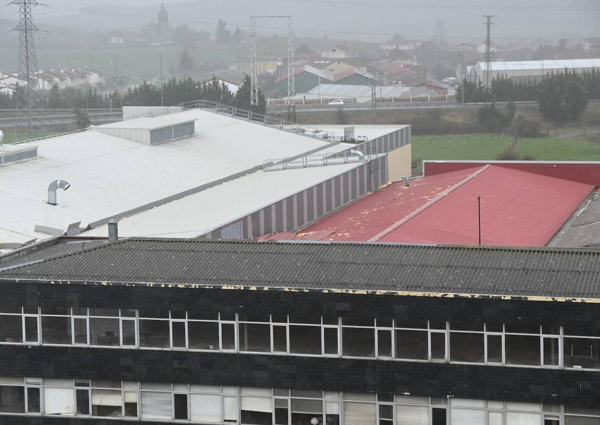 Imagen secundaria 1 - Daños en la fachada del hospital y, en detalle, aislante desprendido en la cubierta del Mercadona.