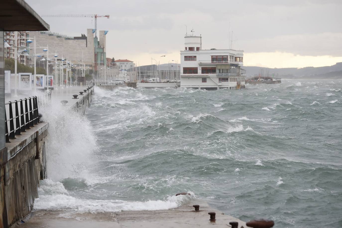 Las olas saltan sobre el paseo marítimo