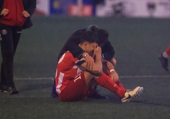 Los jugadores el Selaya, abatidos tras la eliminación.