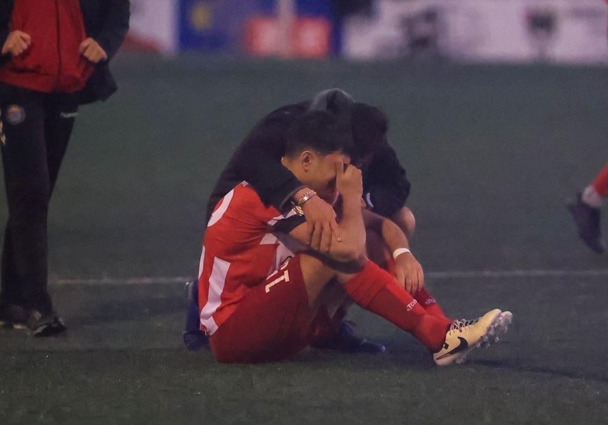 Los jugadores el Selaya, abatidos tras la eliminación.