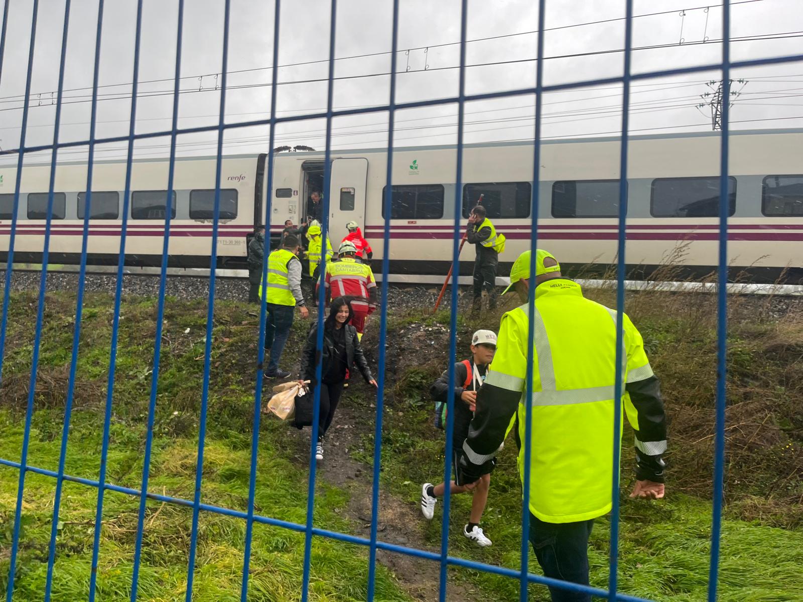 Pasajeros del Alvia Santander-Madrid se bajan en Matamorosa, con ayuda de los bomberos y la Guardia Civil, tras sufrir una avería en la catenaria, posiblemente causada por el viento