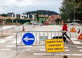 Cerca del Bulevar. Una vecina pasea junto a las obras de urbanización, en El Valle..