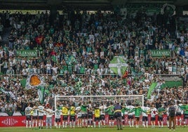 Los jugadores del Racing saludan a La Gradona tras un partido.