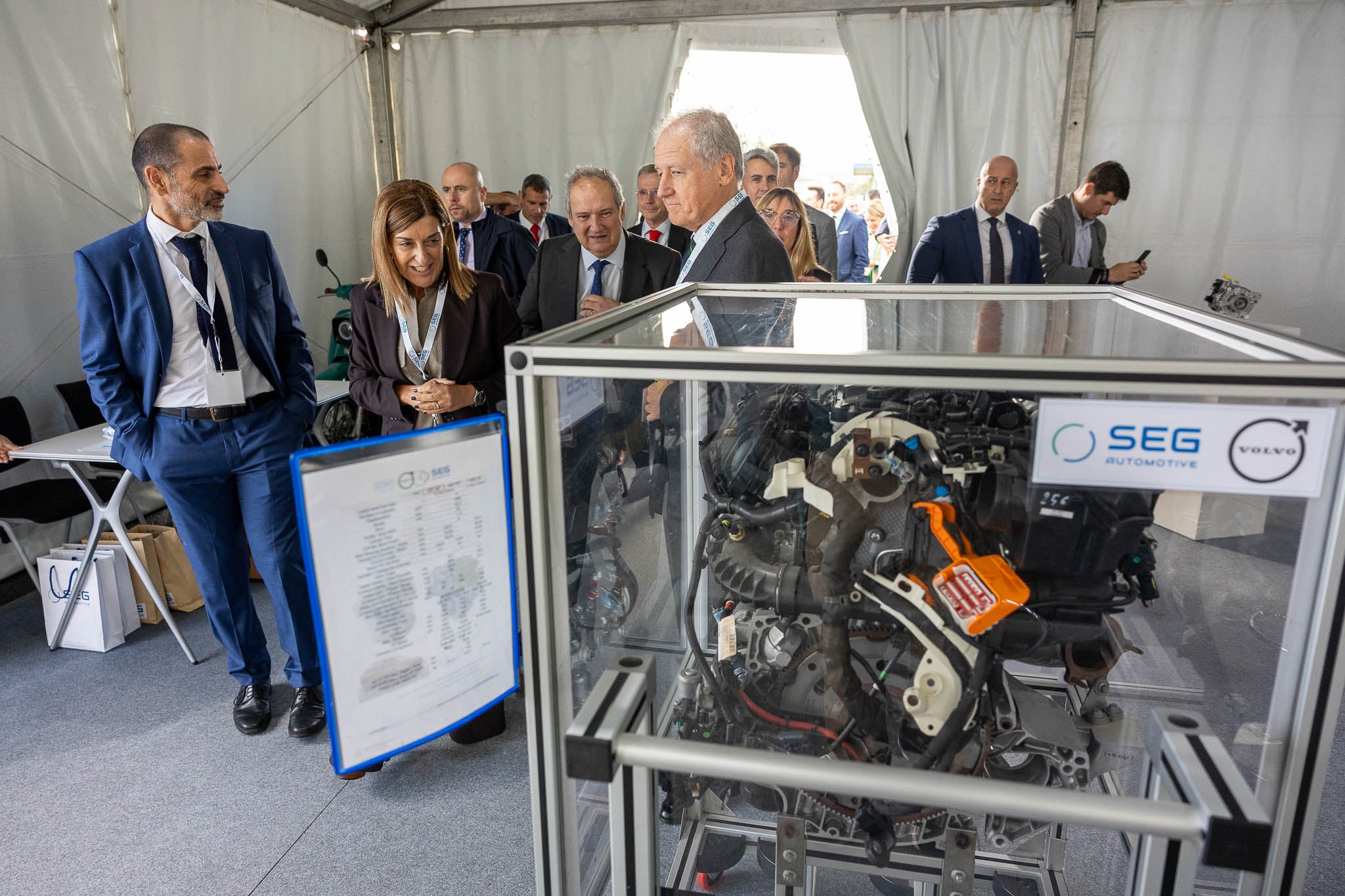 El CEO de SEG Automotive, Ferdinando Sorrentino, muestra a Buruaga y Hereu una pieza expuesta.