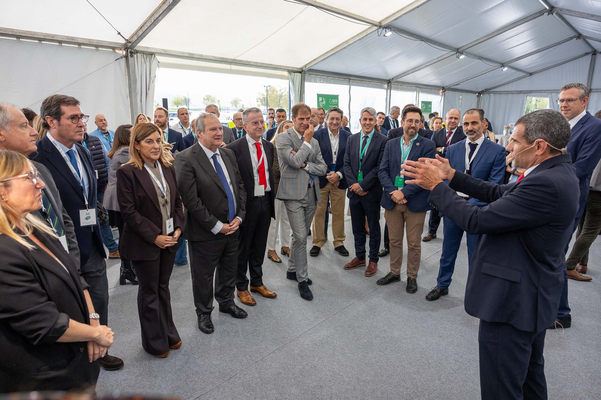 El director e la factoría, Iñaki Calvo, se dirige a los asistentes al acto.