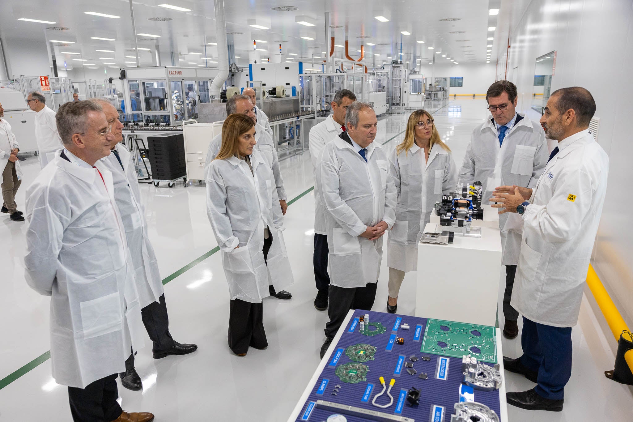 Las autoridades se interesan por el mecanismo de producción.