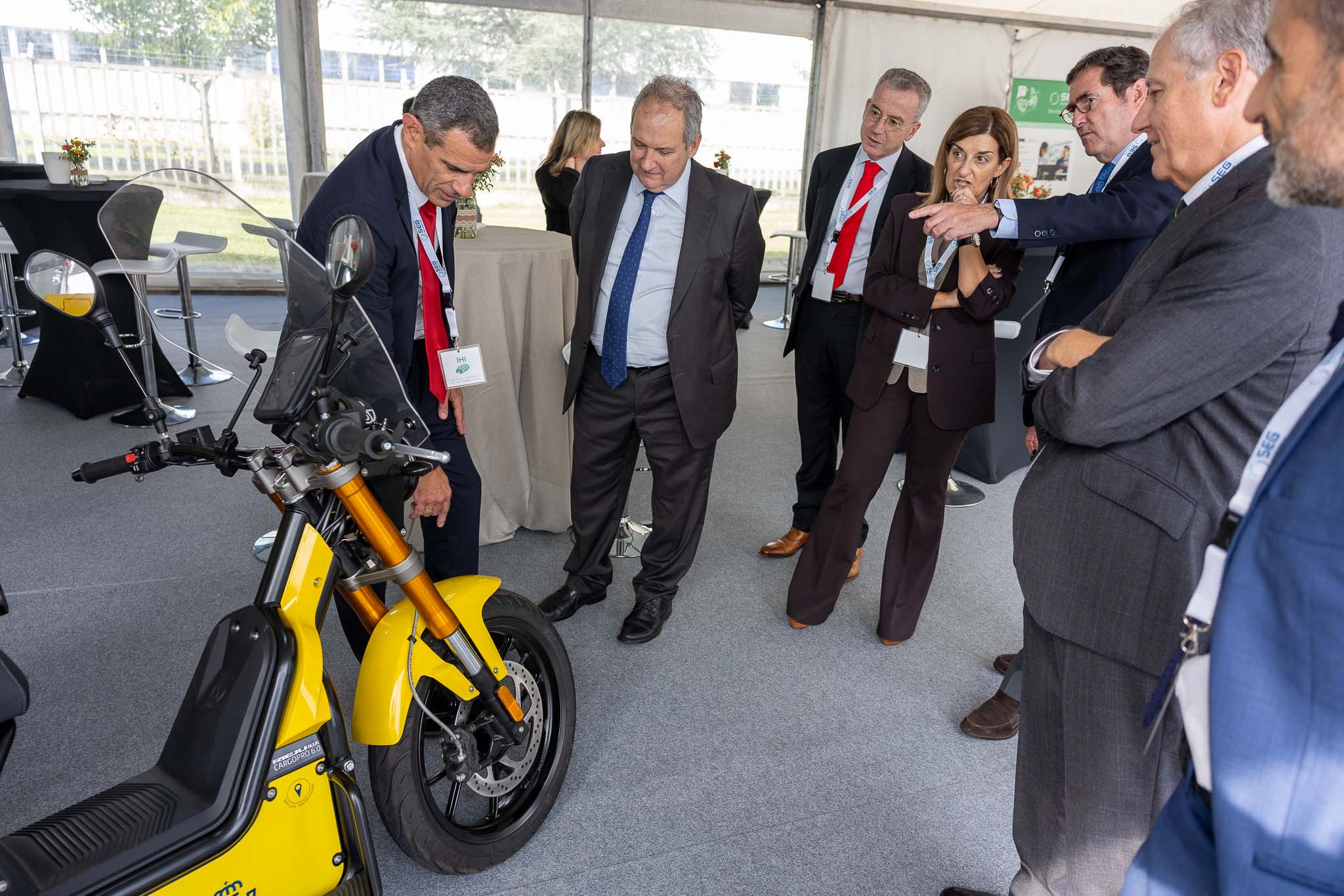 Calvo explica a las autoridades dónde llevan las motos las piezas que se fabrican en la planta.