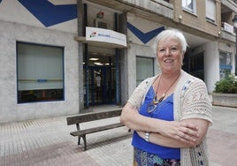 Blanca Rosa Gómez Morante, junto a la sede de Aguas Torrelavega.