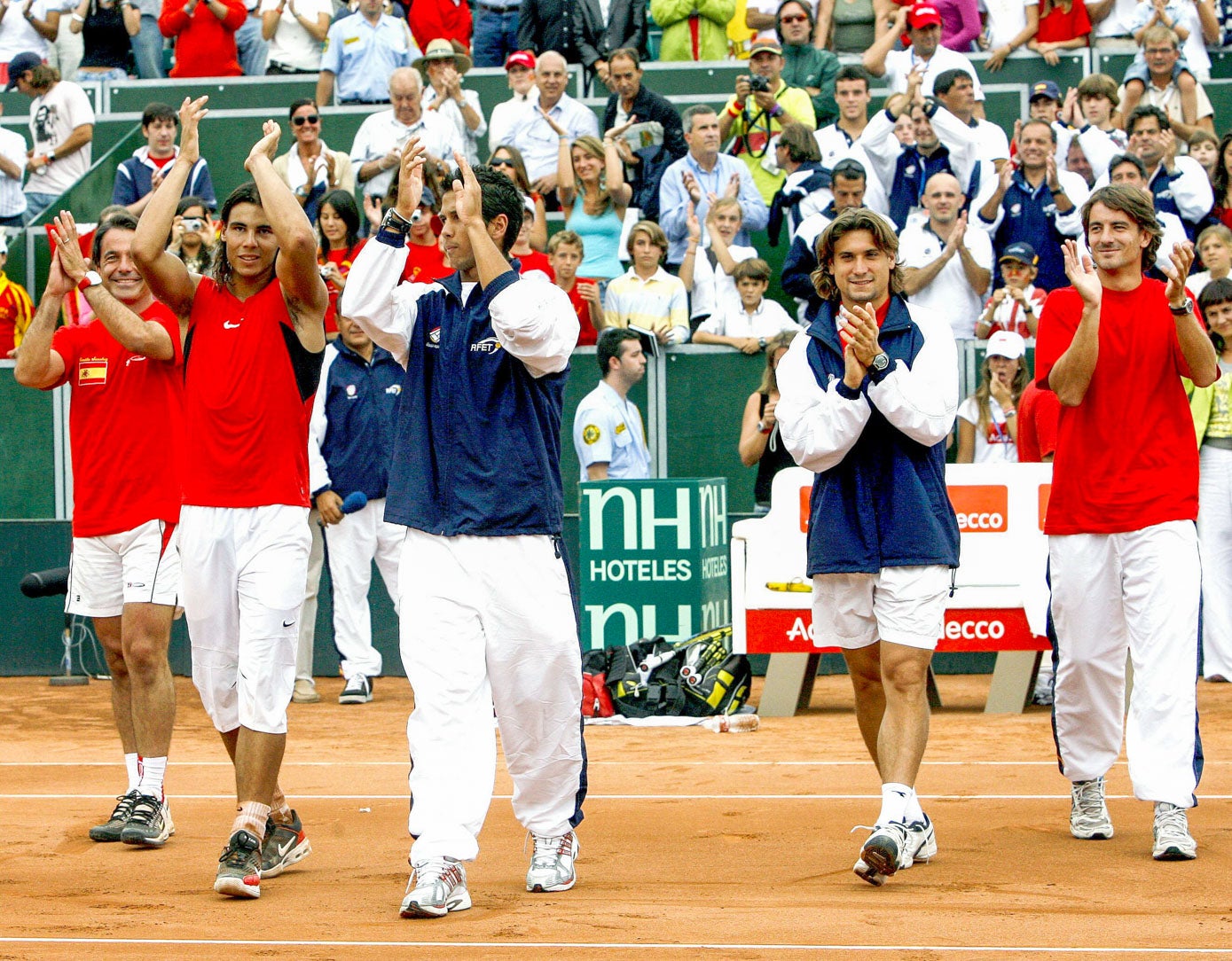 El equipo español formado por el capitán, Emilio Sánchez Vicario, Rafael Nadal, Fernando Verdasco, David Ferrer y Tommy Robredo celebran la permanencia del equipo en el Grupo Mundial de la Copa Davis tras vencer al equipo italiano en la eliminatoria celebrada en Santander.