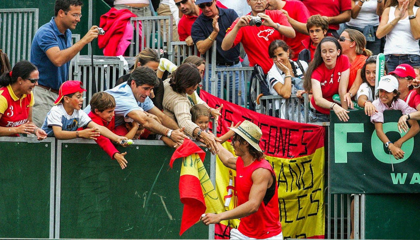 Rafa Nadal saluda a los aficionados en la semifinal celebrada en 2006 en Santander.
