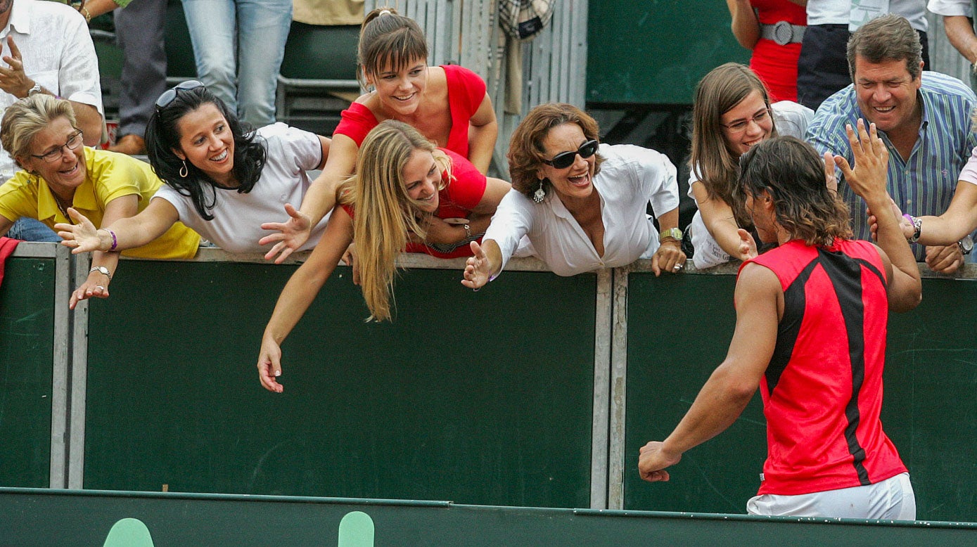 Nadal saluda a un grupo de aficionados en Santander.