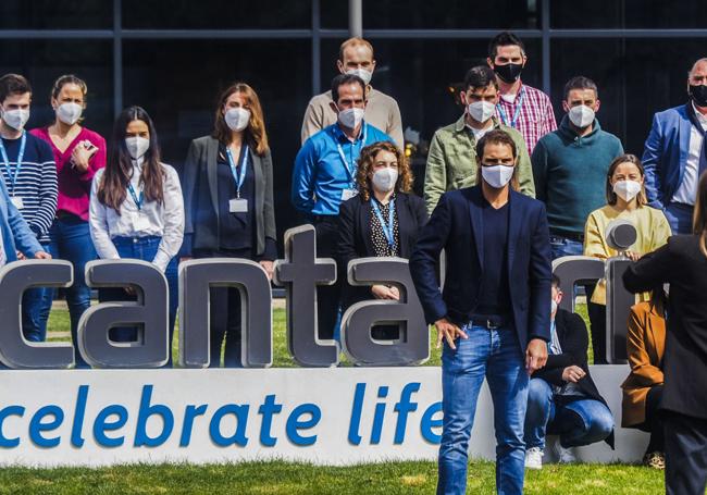 Rafa Nadal posa durante su visita a las instalaciones que la farmacéutica Cantabria Labs tiene en La Concha de Villaescusa, en 2021.