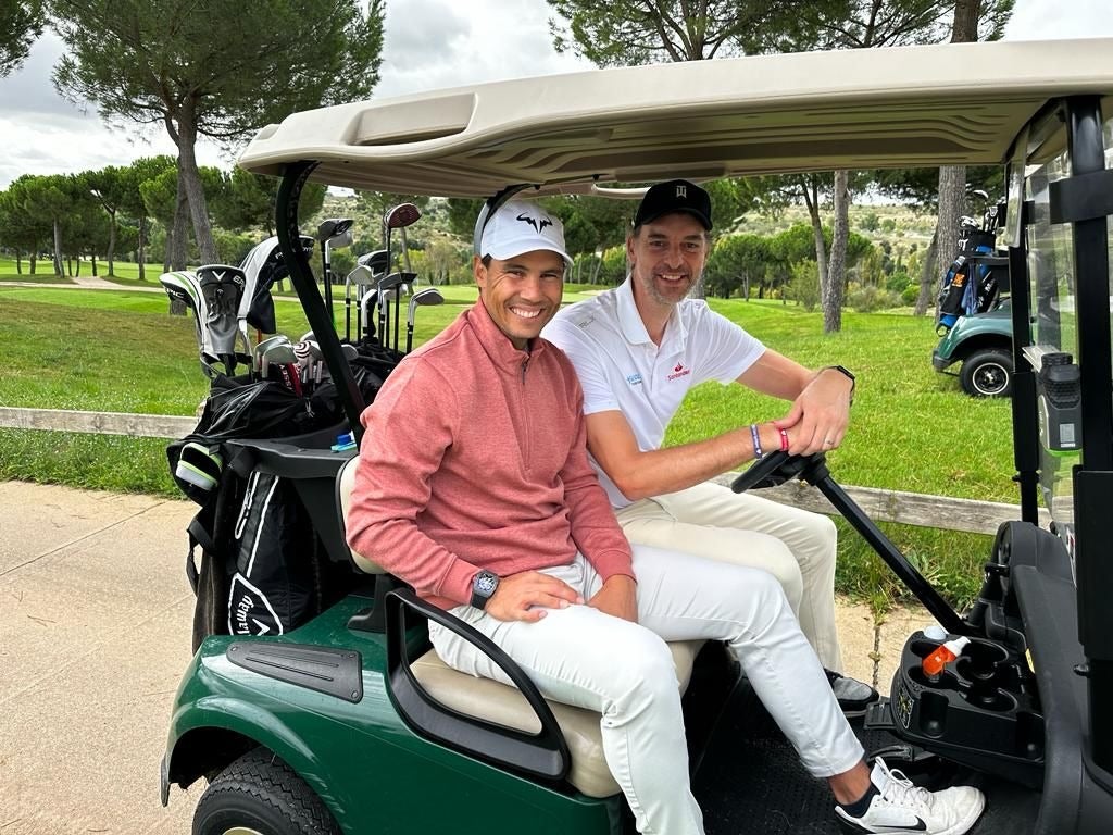Rafa Nadal y Pau Gasol posan en el campo de golf de Pedreña, donde en septiembre de 2023 pasaron una jornada con la familia Ballesteros.
