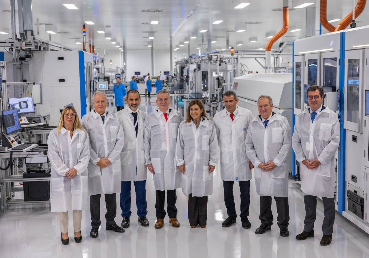 De izquierda a derecha, Eugenia Gómez de Diego, Eduardo Arasti, Pablo Ara, Ferdinando Sorrentino, María José Sáenz de Buruaga, Iñaki Calvo, Jordi Hereu y Antonio Garamendi.
