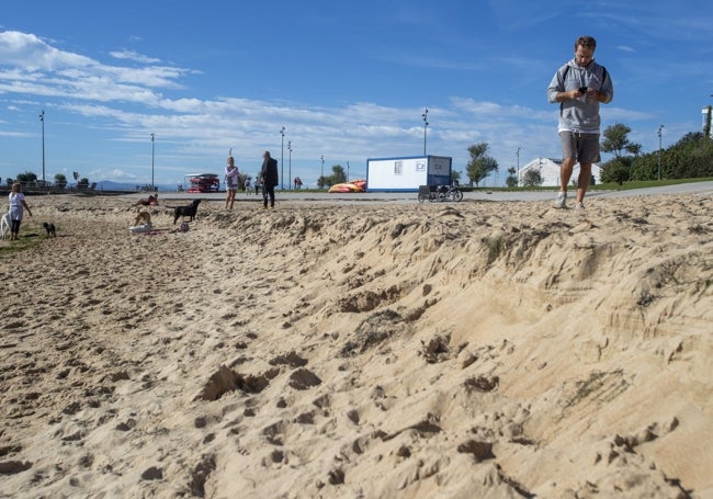 Escalón de arena formado en la playa de La Fenómeno, en Gamazo