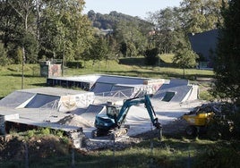 Trabajos de demolición de las pistas de patinaje, este viernes, en Torrelavega.