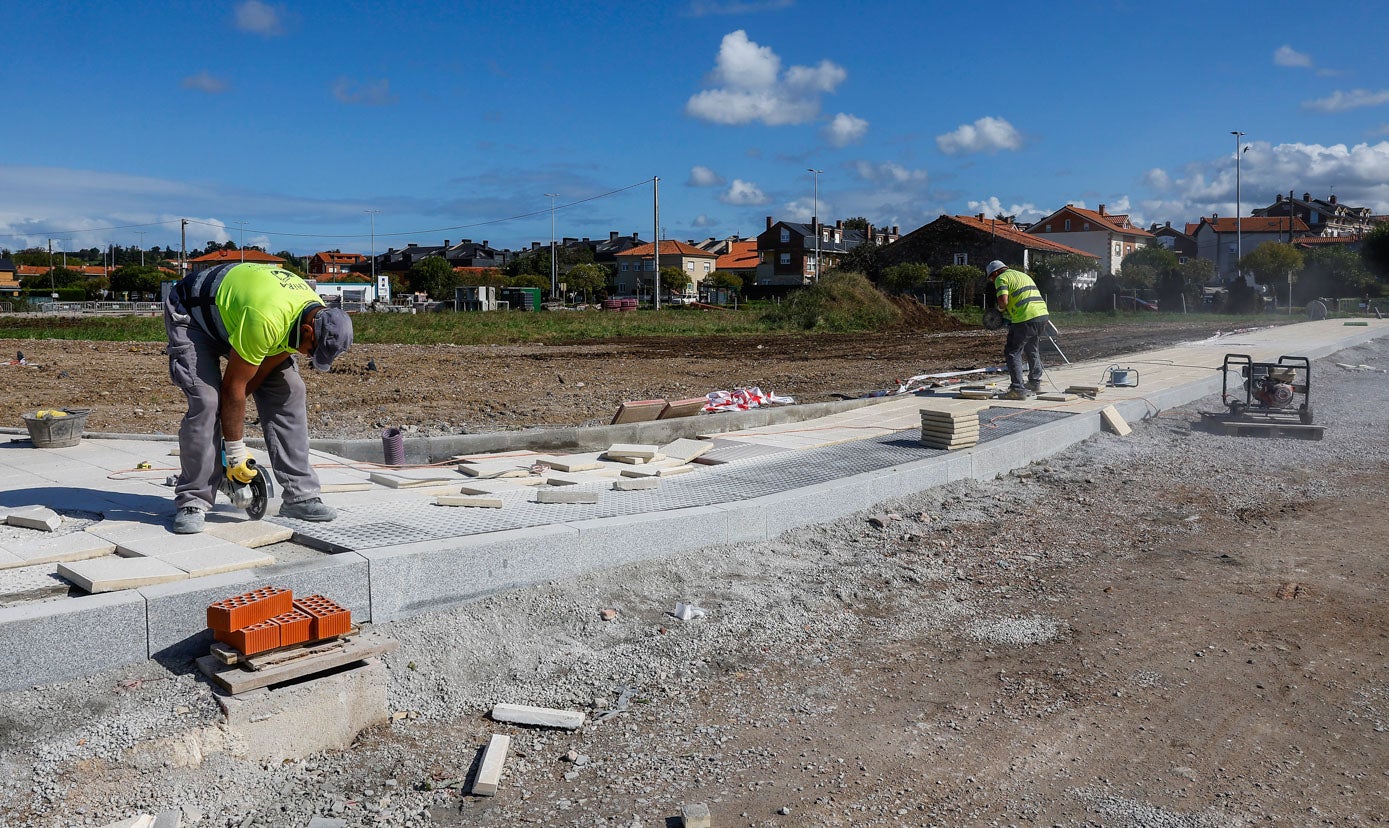 Operarios trabajan en las labores de urbanización de la zona, junto al Bulevar Ronda, entre Sierrapando y Tanos. 