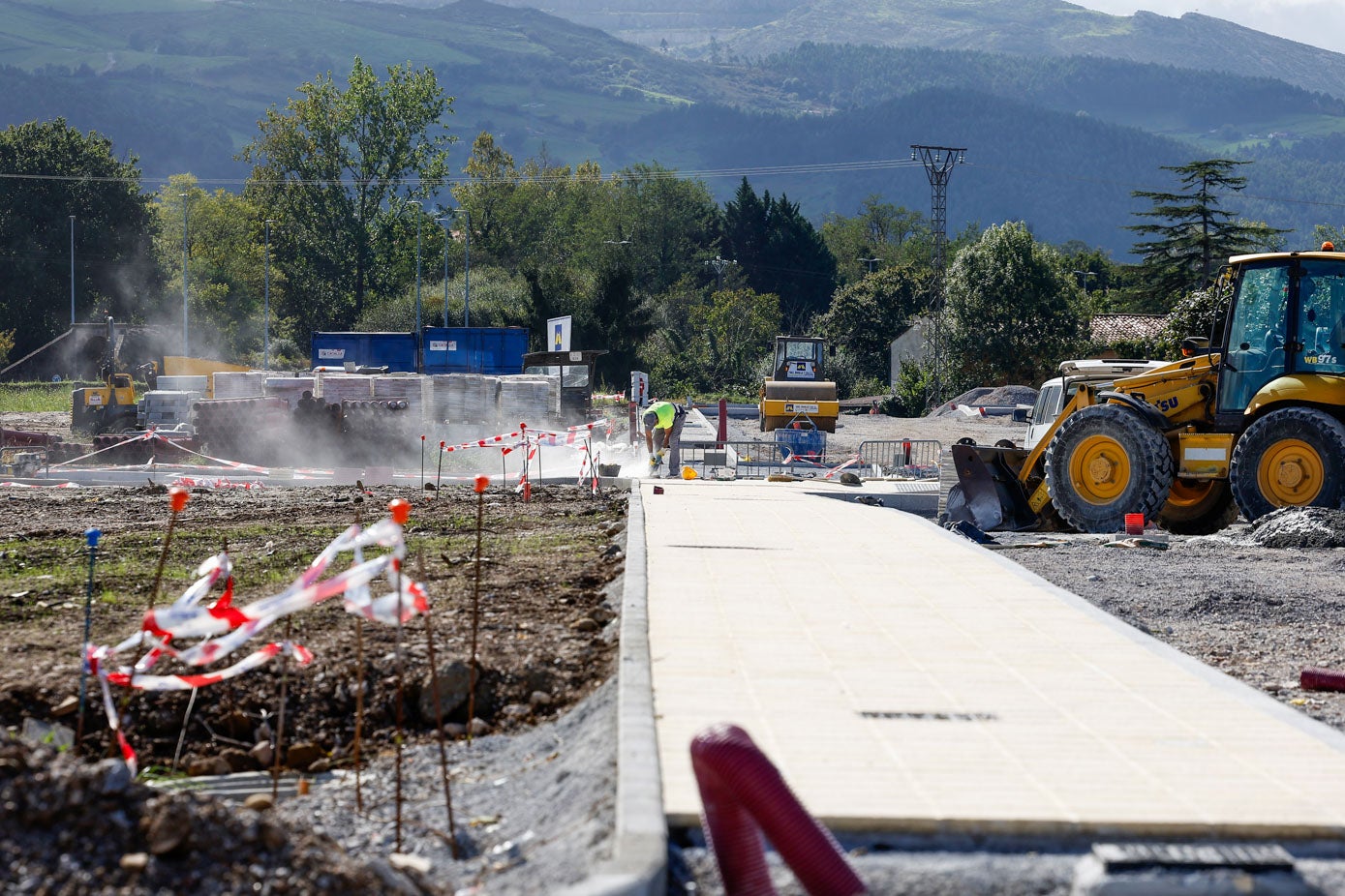 El alcalde, Javier López Estrada, celebra el gran cambio que vive esta zona del Bulevar Ronda, «el primer desarrollo urbanístico que se realiza en Torrelavega desde el año 2001».