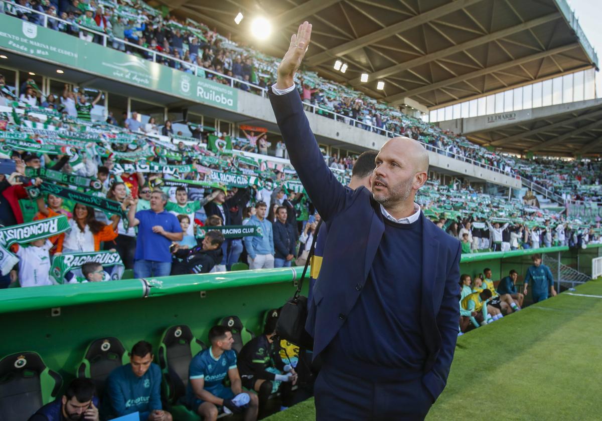 José Alberto saluda a la grada antes del partido contra el Cartagena.