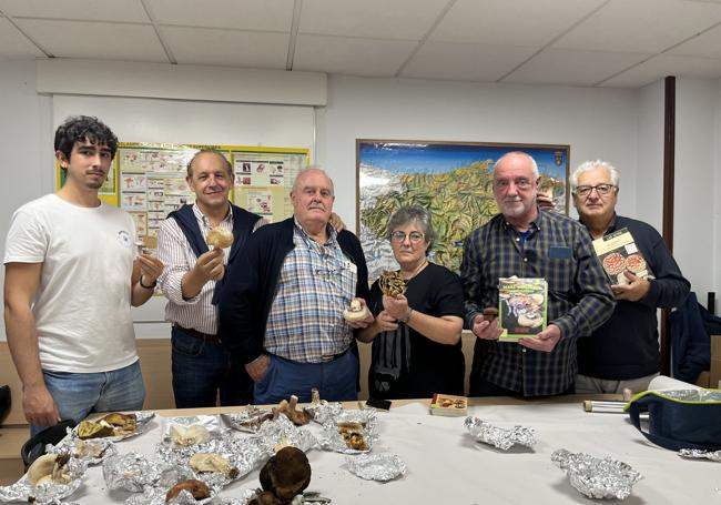 Pedro Sanemeterio, con una cianita no comestible; Luis Lama, con una lepiota áspera no comestible; Tino Castañeda, con un champiñón tóxico; Pilar Agudo, con una hifoloma de láminas verdes tóxica; Pedro López, con un boleto de pie rojo comestible, y Antonio Piñal.