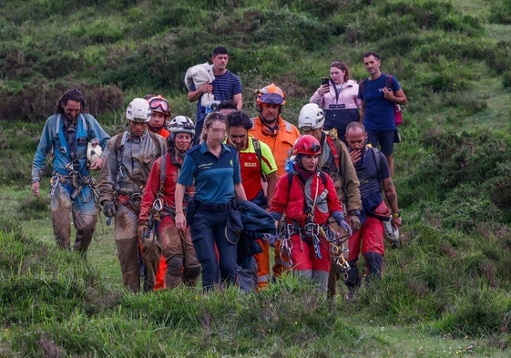 Operativo de rescate de dos espeleólogos de Castilla y León en Garma Ciega, en Soba, a finales del pasado mes de junio.