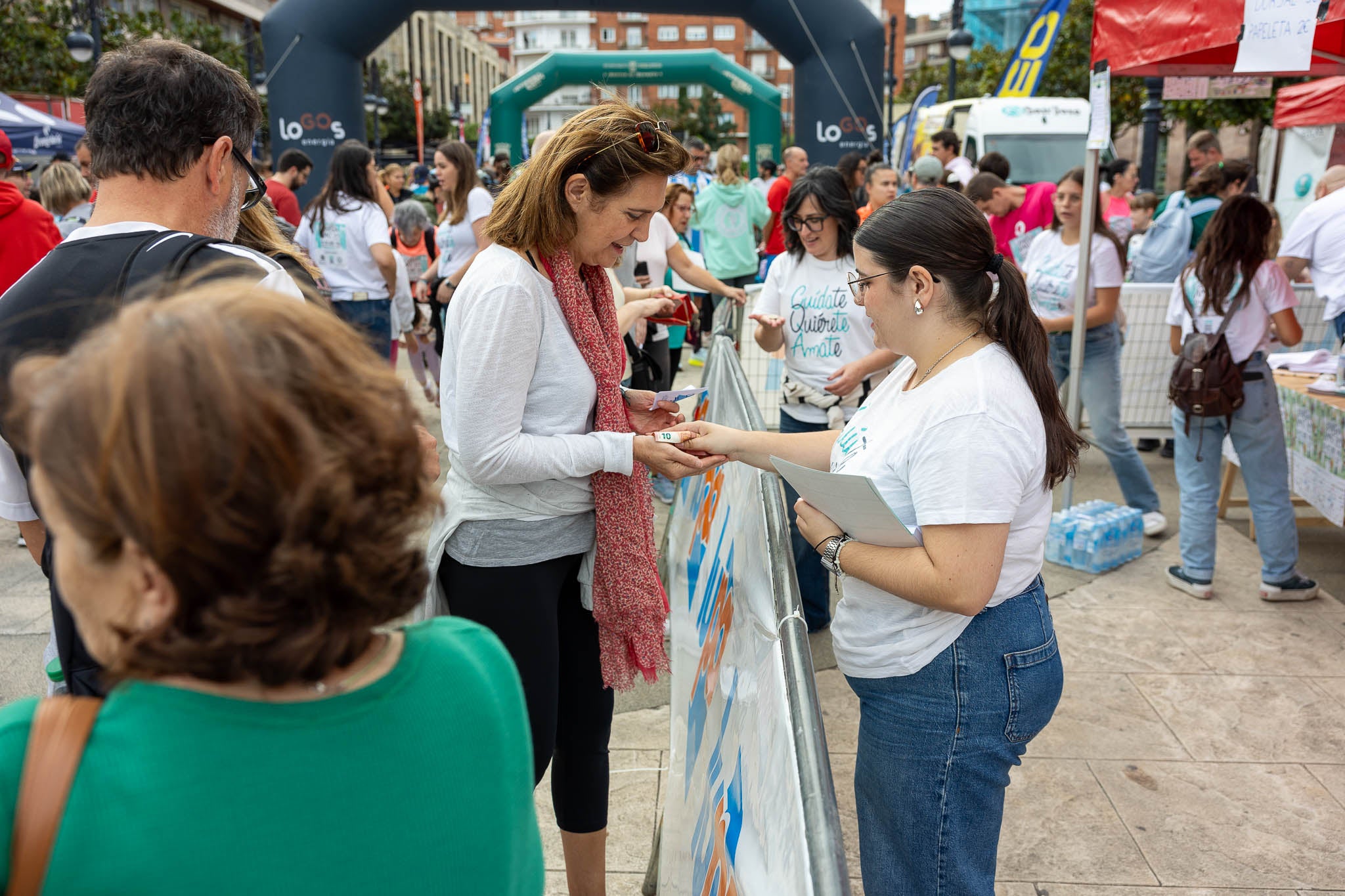 Venta de dorsales antes de la marcha.