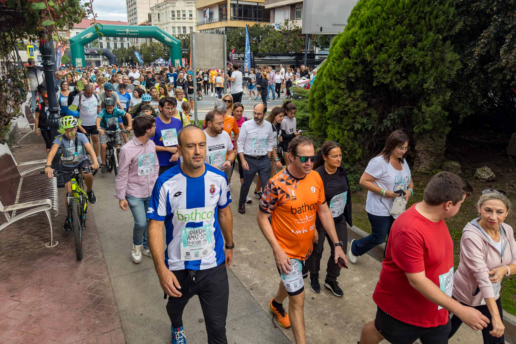 El alcalde de Torrelavega, con la camiseta de la Gimnástica, seguido de otras autoridades.