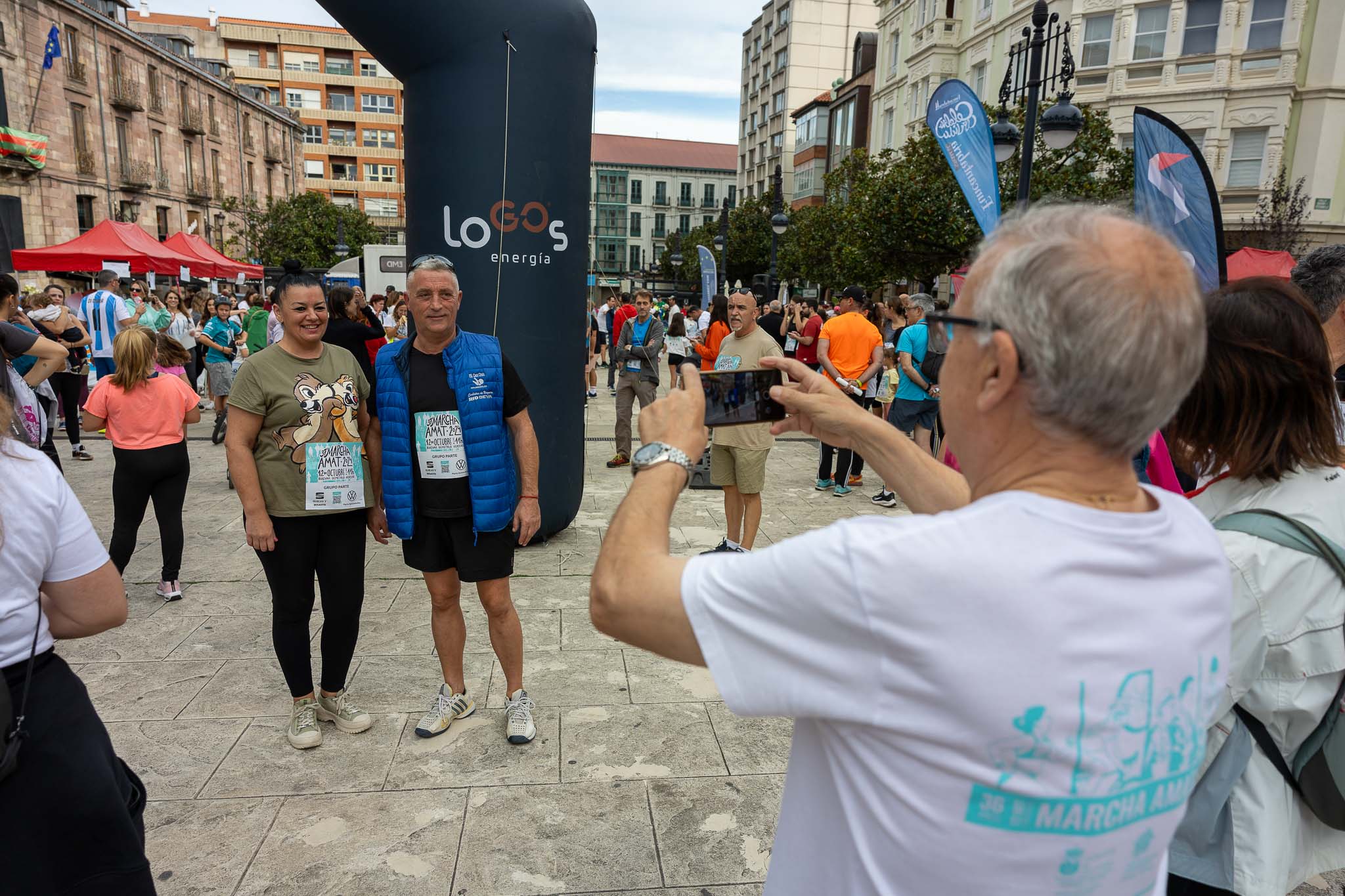 Dos participantes se hacen una foto antes de la salida.