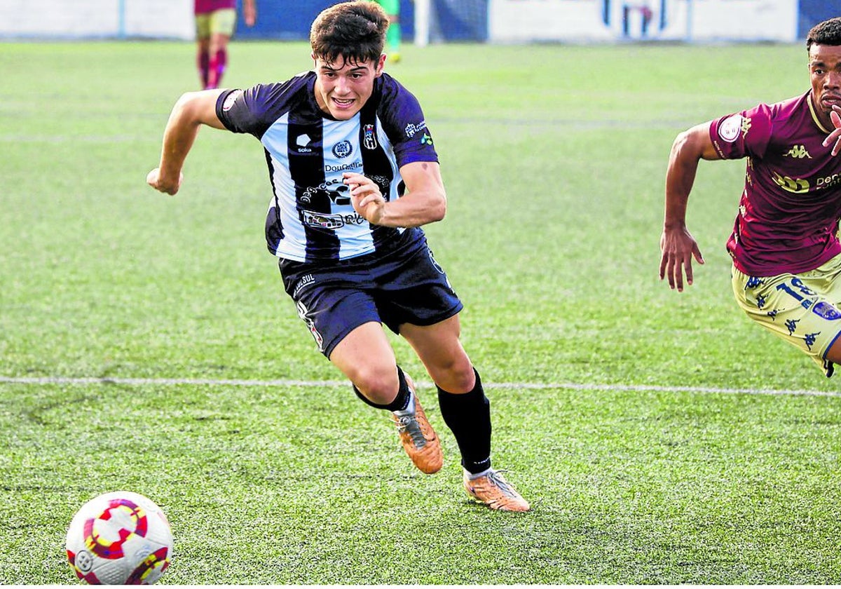 Javi Morales, del Escobedo avanza con el balón ayer durante el partido