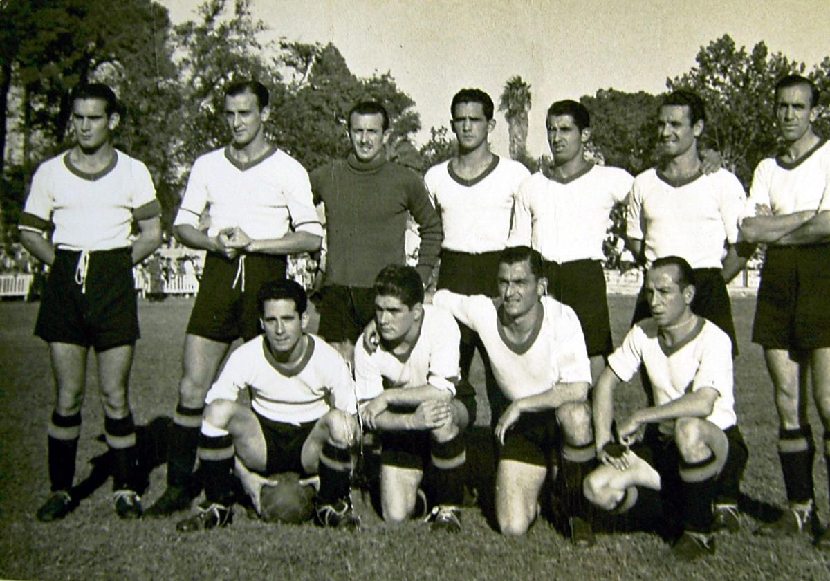 Alineación racinguista que jugó contra el Levante en Valencia en 1946. De izquierda a derecha: Moro, Ortiz, Galcerá, Suárez, Burgos, Felipe y Ceballos. Agachados: Ceciaga, Pío, Duque y Álvarez.