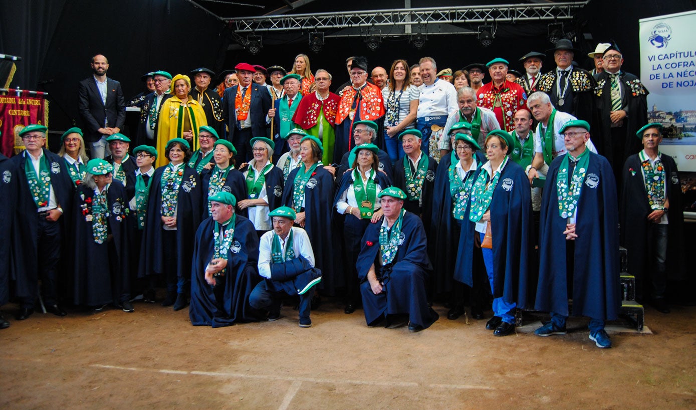 Foto de familia de los distinguidos con las cofradías gastronómicas que han acudido al evento.