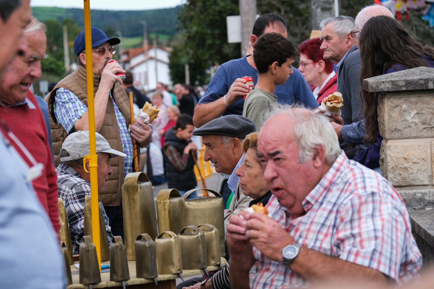 Campanos y bocadillos durante la mañana.