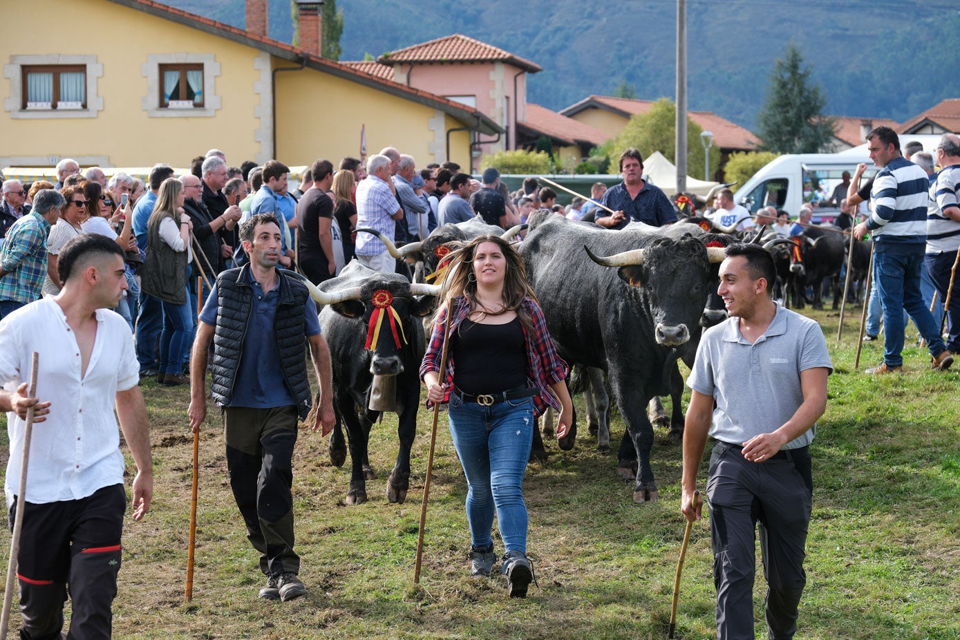 Los ganaderos, orgullosos, encabezando su cabaña. 