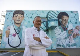 Antonio Juan Pastor, gerente del Hospital de Laredo, frente a la fachada del centro que luce un mural, el pasado jueves, instantes antes de la entrevista.