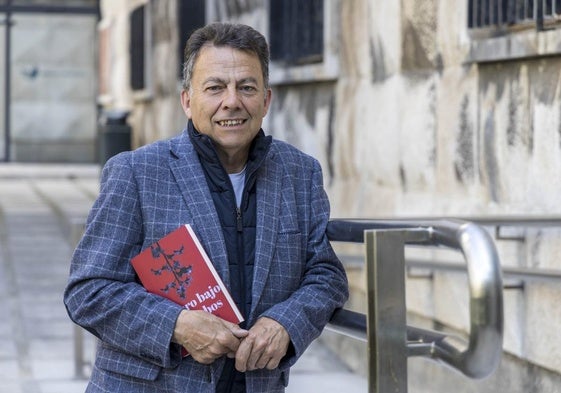 Borja Rodríguez posa en la casa Museo Menéndez Pelayo.