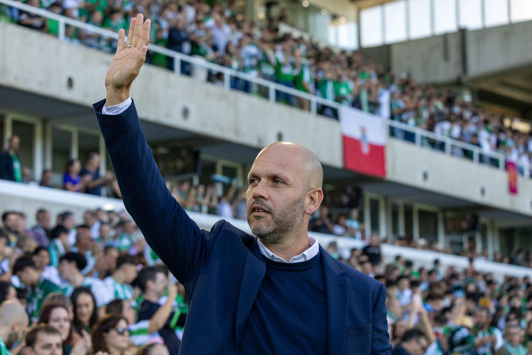 José Alberto saluda a la afición, ayer durante el partido. 