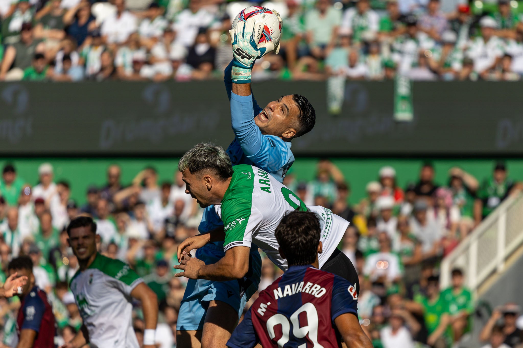 Andrés Fernández, el portero del Levante, atrapa la pelota ante de que a Arana le dé tiempo a cabecearla. 