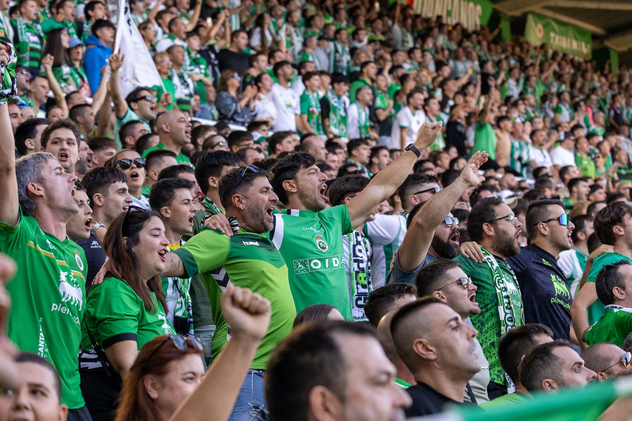 La Asociación de Peñas Racinguistas (APR) hizo un llamamiento a los aficionados para acudir con camiseta verde al estadio. 