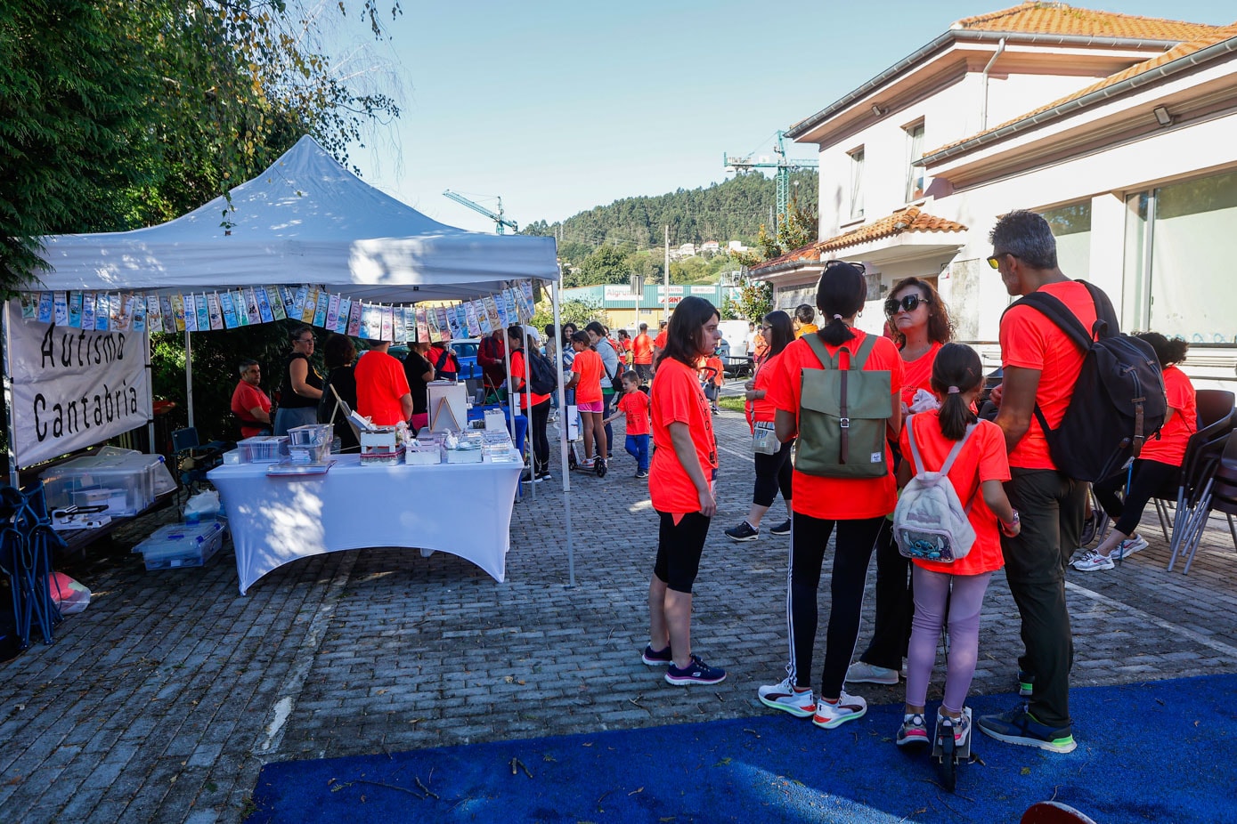 La jornada solidaria se celebró junto al Centro Cívico de Duález.