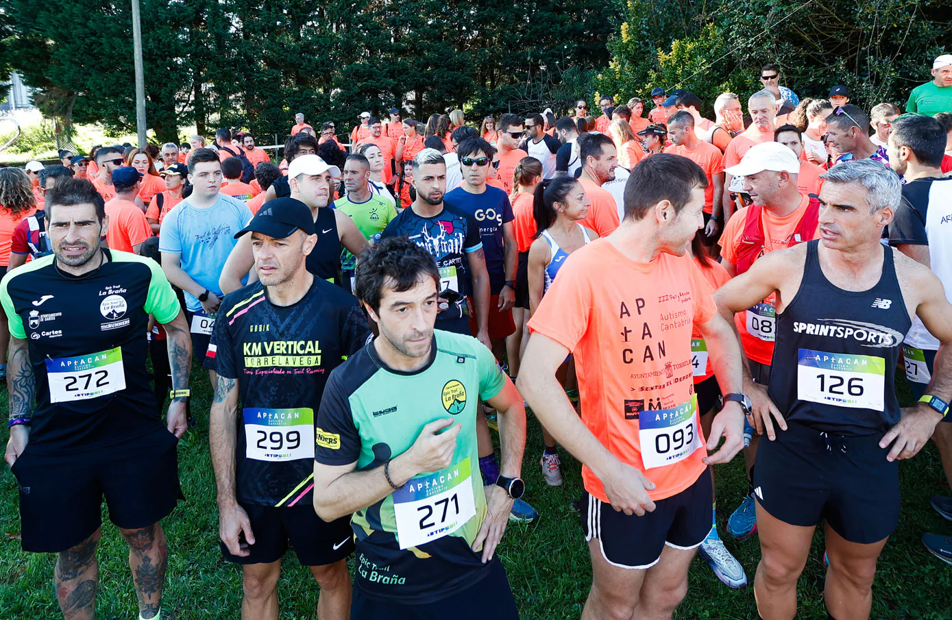 Participantes en el trail se preparan para tomar la salida.