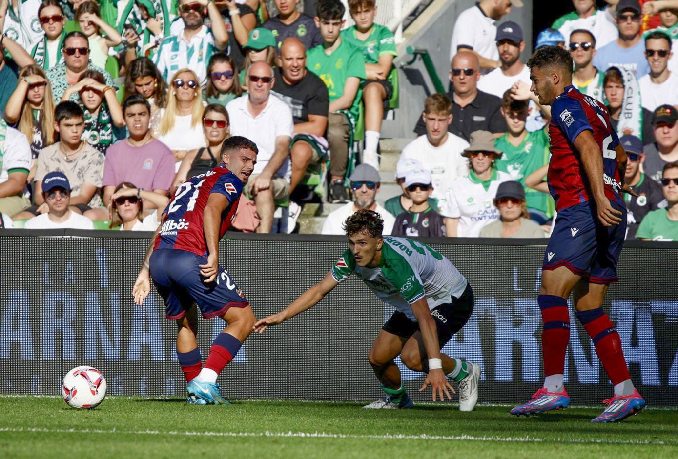 Pablo Rodríguez, a punto de caer al suelo a ir a por la pelota 