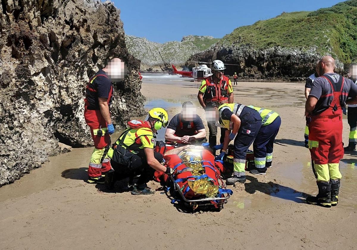 Los equipos de Emergencias del Gobierno atienden a un hombre en Prellezo