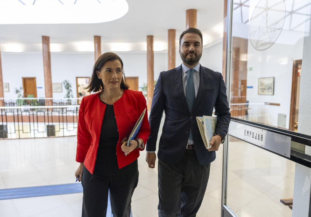 La alcaldesa de Santander, Gema Igual, y el concejal de Economía, Javier García, antes de la rueda de prensa celebrada en el Ayuntamiento.