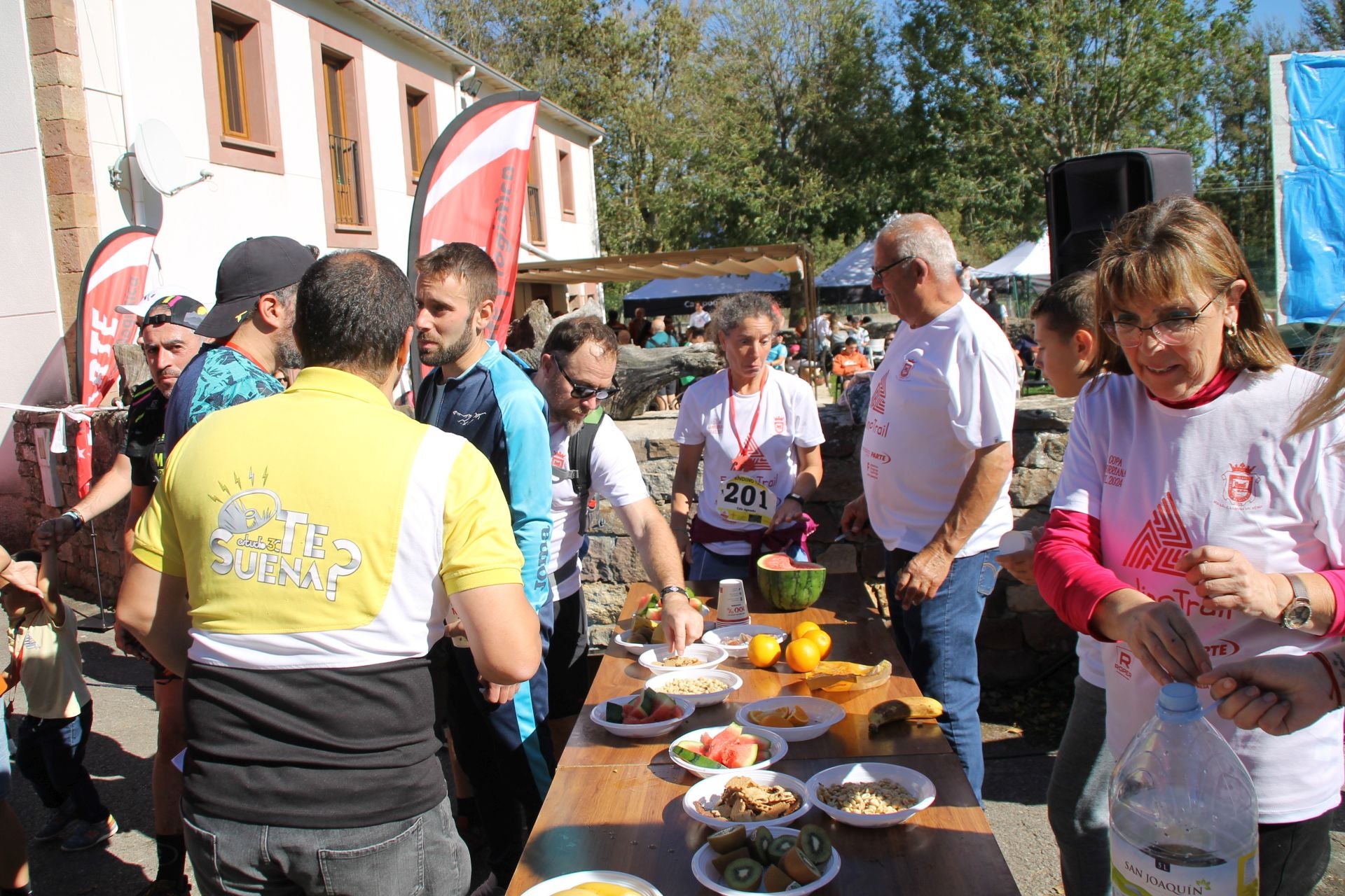 El Endino Trail contaba con un aperitivo en línea de meta.