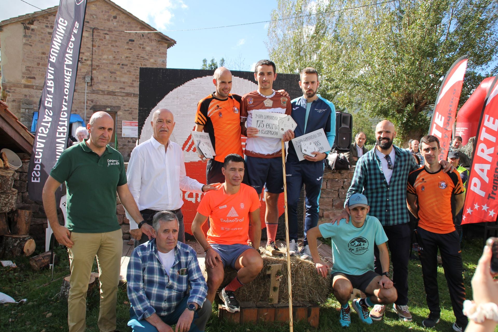 La organización de la II Copa Campurriana, junto a los vencedores de la competición y representantes de los Ayuntamientos de Reinosa y Campoo de Suso, colaboradores directos del evento.