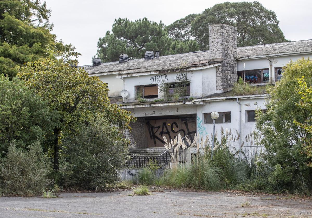 En estas condiciones de destrozo se encuentra actualmente el edificio social del club.